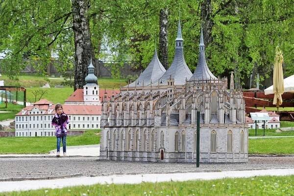Do parku Boheminium přibyl chrám sv. Barbory, pracovali na něm také vězni