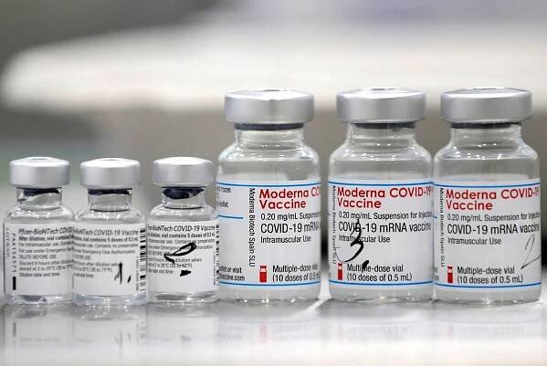 Vakcíny od společností BioNTech-Pfizer a Moderna. (25. února 2021)