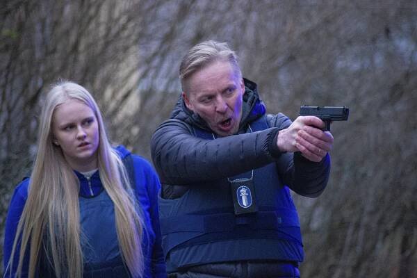 Koskinen - Pudotuspeli 2/2 - Z filmu - Alina Uusitupa, Eero Aho