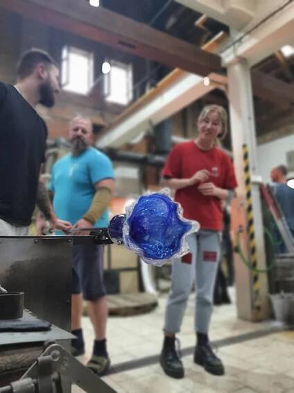 FOTO: Do kunratické sklárny přijeli studenti zahraničních škol v Praze