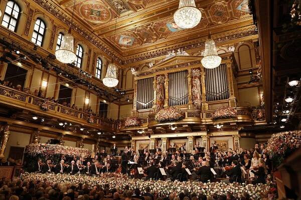 Wiener Philharmoniker unter Dirigent Riccardo Muti beim Neujahrskonzert 2025 im Goldenen Saal des Musikvereins 