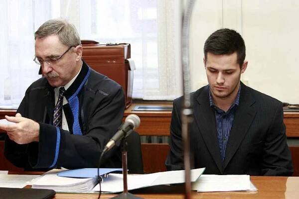 Dva mladíci kteří napadli zpěváka Michala Hrůzu u soudu.