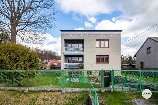 Rodinný dům o dvou bytových jednotkách 5+1 a 4+1 na pozemku 769 m2 v centru obce Janovice | Kurko reality