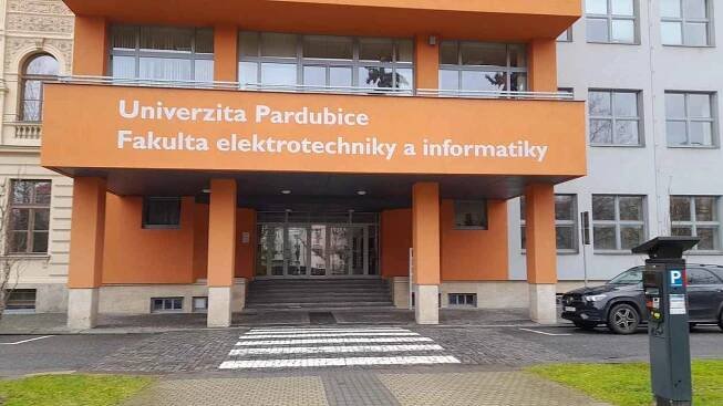 Fakulta elektrotechniky a informatiky na Univerzitě Pardubice, kde v pátek 4. února probíhal den otevřených dveří. Výhodou bylo, že mohl byt po dlouhé době opět „naživo“.