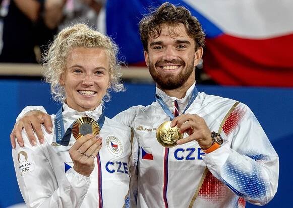 Tomáš Macháč a Kateřina Siniaková se radují se zlatými medailemi po úspěšném...