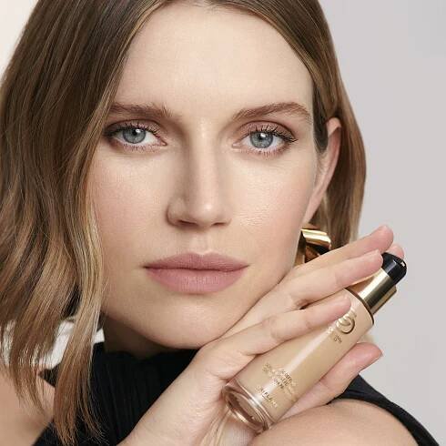 Omlazující make-up Giordani Gold Serum Boost SPF 12 + UVA