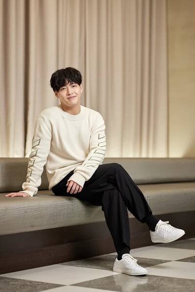 Kang Ha Neul sa pred ľuďmi nepretvaruje, veľmi rád trávi čas doma a myslí si, že Han Hyo Joo je obdivuhodná herečka - Asianstyle