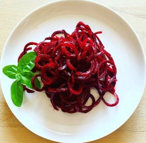 Salát z čerstvé červené řepy (VEGAN) – recepty na Vegenevege