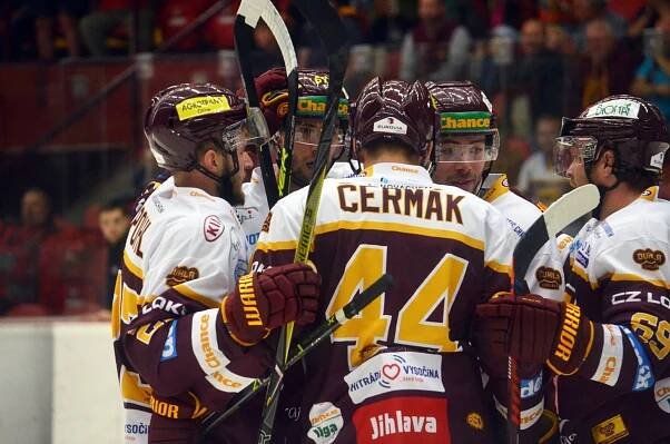 HC Dukla Jihlava – Den před oslavami sta let vzniku republiky jede Dukla na led lepšící se Kadaně