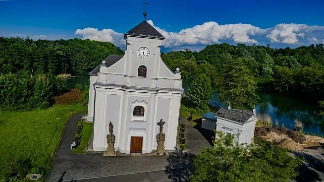 Už jste ho viděli na vlastní oči? Šikmý kostel sv. Petra z Alkantary je rarita