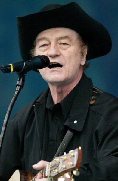 Stompin’ Tom Connors, Canadian Singer, Dies at 77