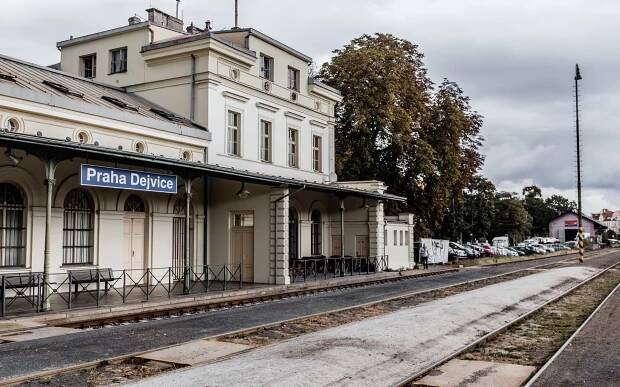 Galerie: OBRAZEM: Konec legendární nádražky z Dejvic? Petici proti zrušení podepisují umělci i politici - Galerie - Echo24.cz
