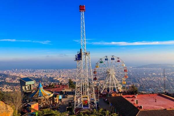 Zábavní park v hoře Tibidabo s panoramatickým výhledem na Barcelonu v Katalánsku, Španělsko.
