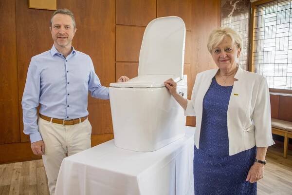 Fotka: Tomáš Vala a Jaroslava Valová s úspornou toaletou Swiss Aqua Technologies