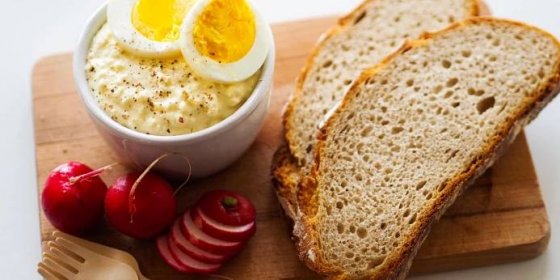 Jak spotřebovat vařená vejce? Připravte si luxusní velikonoční pomazánku jen ze 3 ingrediencí