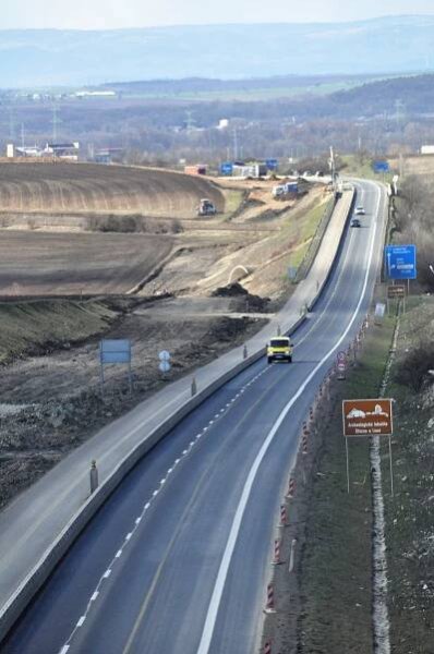 FOTO, VIDEO: Na dálnici u Loun se pracuje i o víkendu