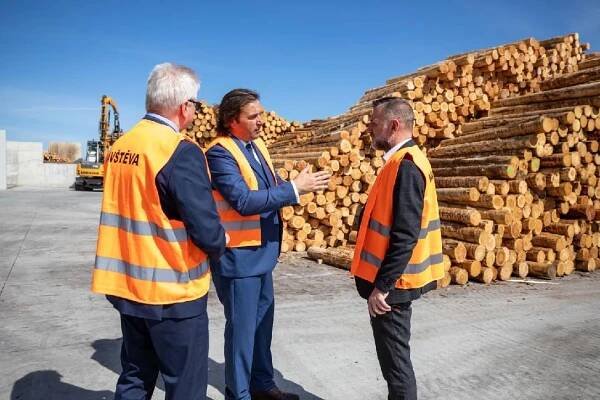 Výrobce europalet Klaus Timber představil svou novou pilnici