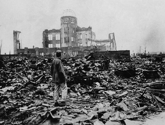 Průmyslový palác 8. srpna 1945 po svržení atomové bomby na Hirošimu. Stavba Průmyslového paláce jako jedna z mála budov vydržela výbuch atomové bomby. Po válce se stala Atomovým palácem – mementem připomínajícím nebezpečí jaderného konfliktu. Železobetonová budova je dílem českého architekta Jana Letzela z let 1912 až 1915. Stavba ležela jen 150 metrů od epicentra výbuchu, díky pevné konstrukci ale obrovský nápor vydržela.
