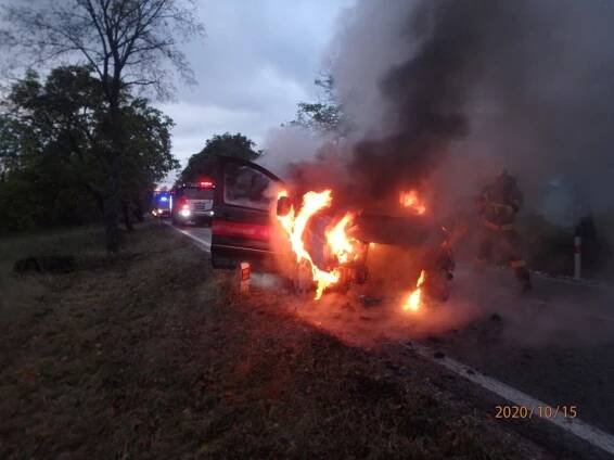 Plameny na silnici. V Rudníku shořelo auto