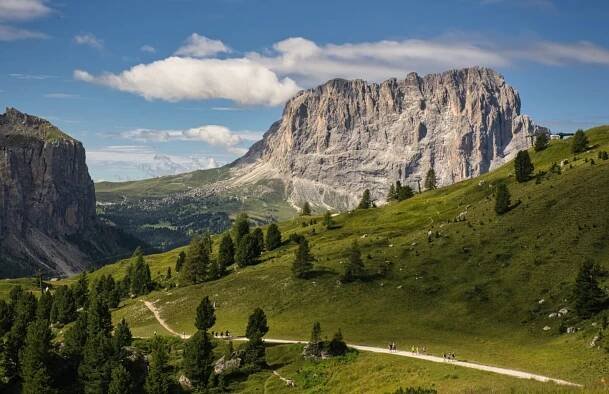 Passo Gardena, jak se tam dostat a co dělat v létě