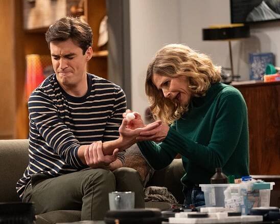 Call Your Mother - Quaran-Jean - Z filmu - Joey Bragg, Kyra Sedgwick