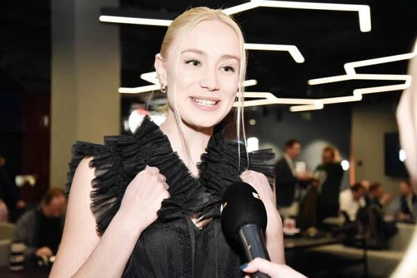 FOTO: Herečka Anna Kadeřávková. – stránka 57