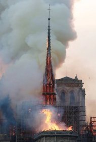 Falešný účet CNN a zvěsti o teroristickém činu. Požár katedrály v Paříži vyvolal záplavu lživých zpráv