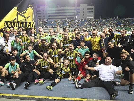 Futbalisti kazašského majstra FC Kajrat Almaty oslavujú historický postup do hlavnej fázy Ligy majstrov 