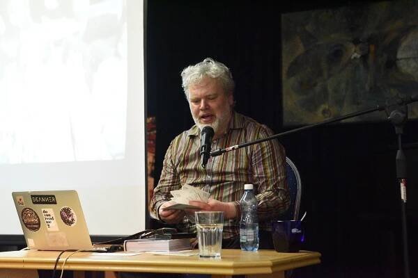 Publicista Pavel Klusák představil ve společenském domě svůj pohled na Semafor