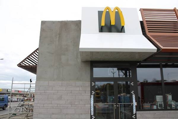 Stavba kolínského McDonalds finišuje. Otevře se 30. listopadu