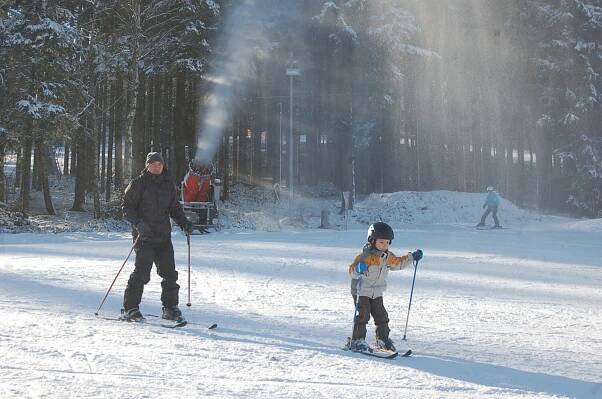 VIDEO: Podmínky na horách se rychle lepší, skicentrum naplno zasněžuje