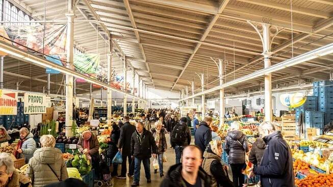 Hala 22. Pražská tržnice umožní prodej přes okno. Farmáři: Vláda nemá koncepci