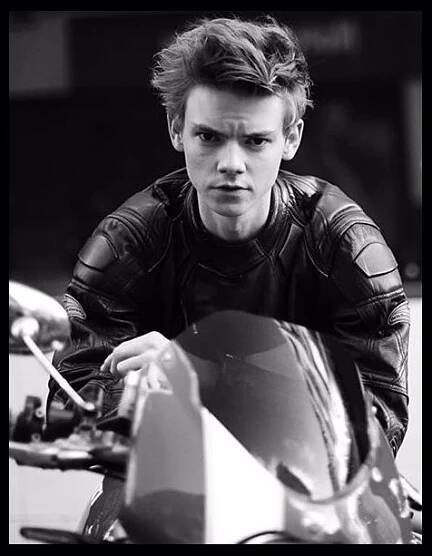 Foto k tématu Thomas Brodie-Sangster – stránka 17