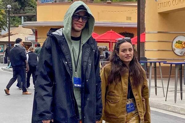 Pete Davidson and Chase Sui Wonders Hold Hands and Kiss During Universal Studios Outing in L.A.