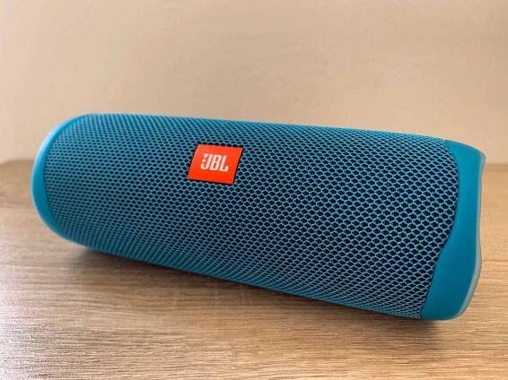 Reproduktor JBL Flip 5 má moderní design