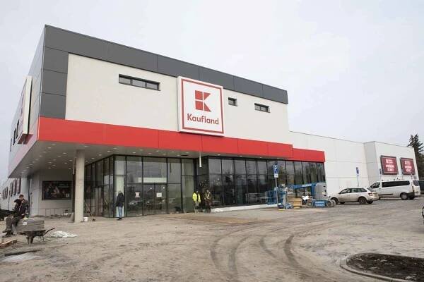 Kaufland v Poděbradech před otevřením.