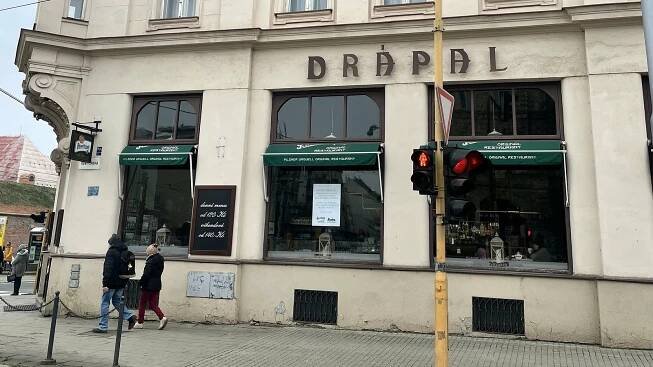 Kontroly certifikátů u piva? Žádný problém, pár vteřin, míní hostinský