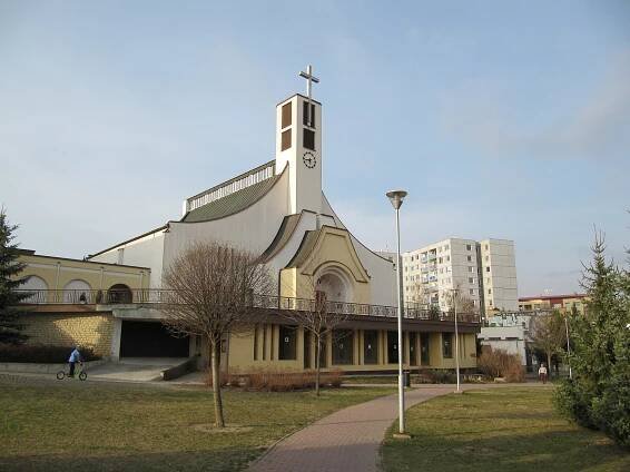 Soubor:Otrokovice, kostel svatého Vojtěcha.jpg