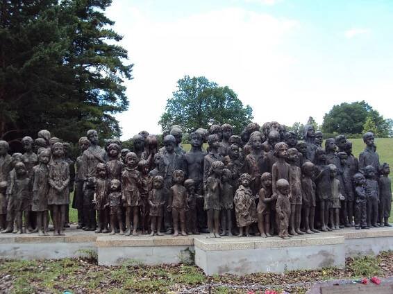 Památník Lidice & Průvodce Prahou: Historie & Ubytování