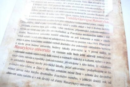 OBRAZEM: Zakládací listiny Masarykovy univerzity jako nové. Bez plísní