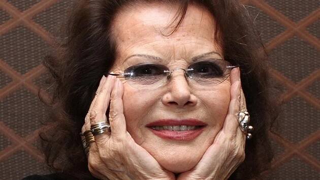 Claudia Cardinalová po příletu do Prahy