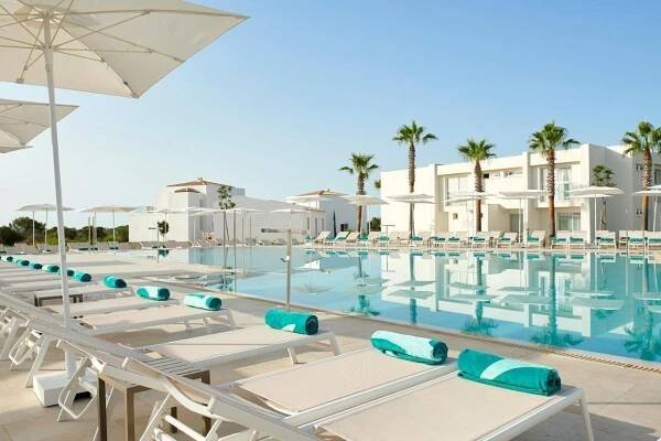 Bazén v ubytovaní Iberostar Waves Cala Domingos All Inclusive alebo v jeho blízkosti