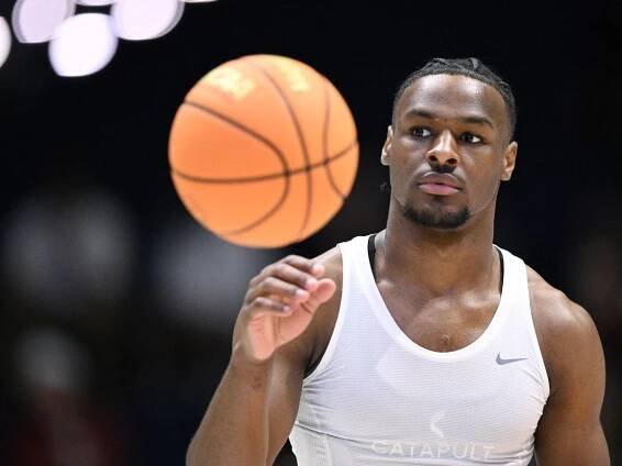 LeBron James: O ikona basketbalu hrajícím se synem
