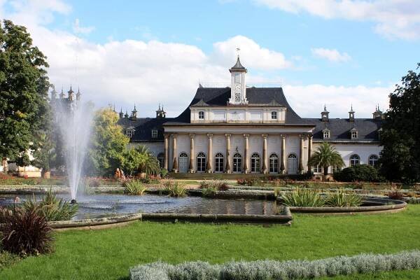 Soubor:Schloss Pillnitz Neues Palais 2010-09-15.jpg – Wikipedie
