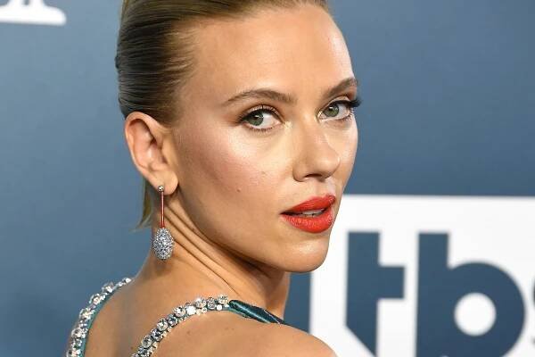 Scarlett Johansson’s Blunt Lob Is the Perfect Summer Style
