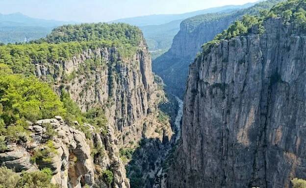 Horské vzrušení v kaňonu Tazi během raftingu v kaňonu Köprülü