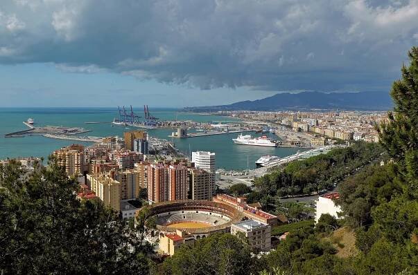 Soubor:View of Malaga from Castillo Gibralfaro. Spain.jpg