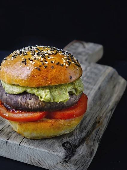 Portobello burger s omáčkou z avokáda a koriandru