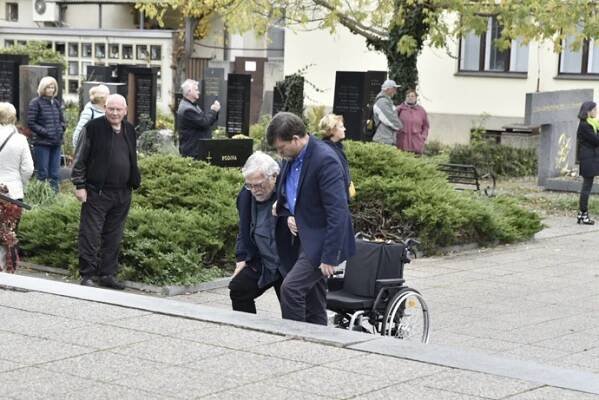 FOTO: Jan Kačer dorazil i přestože má velké pohybové problémy. – stránka 21