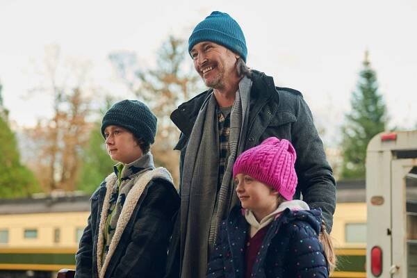 Vánoce na cestách - Z filmu - Luke Roessler, Jon Cor, Emma Oliver